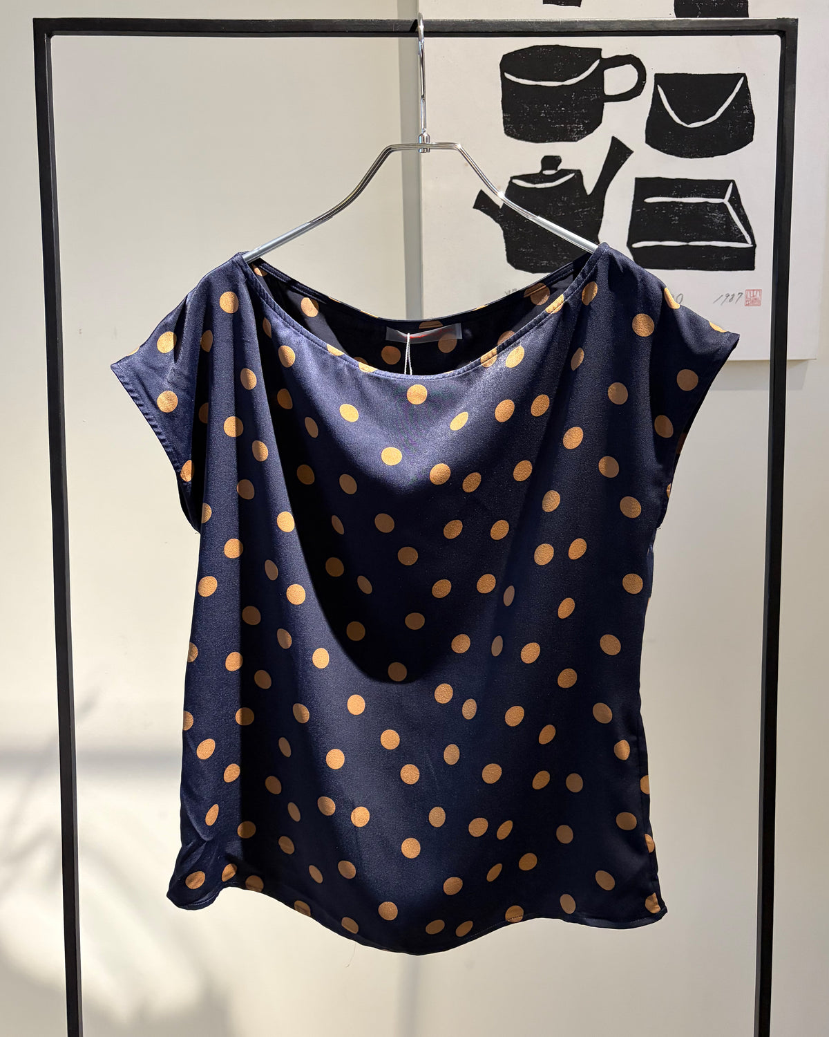 color : Navy / Gold | role: still