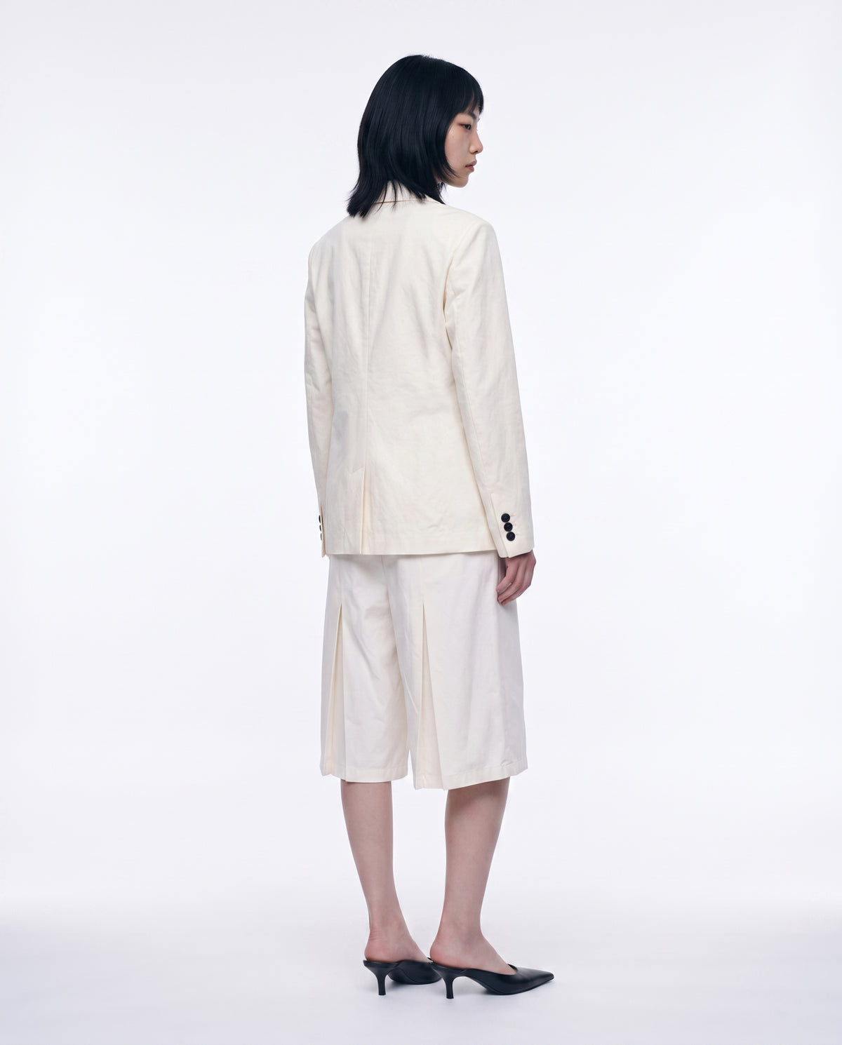 Color : Cream | role: model