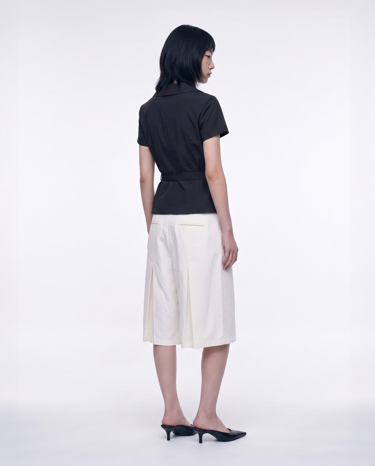 color : off-white | role: model