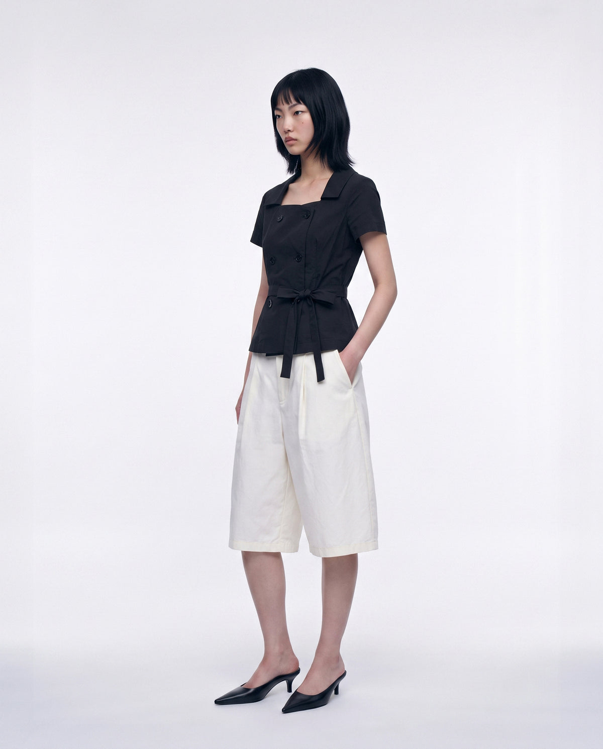 color : off-white | role: model